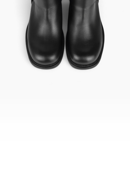 Black Boots in genuine leather for winter