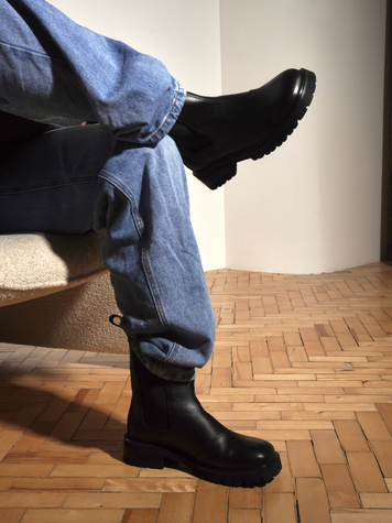 Black Chelsea boots in genuine leather for fall