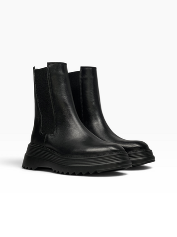 Black Chelsea boots in genuine leather for winter
