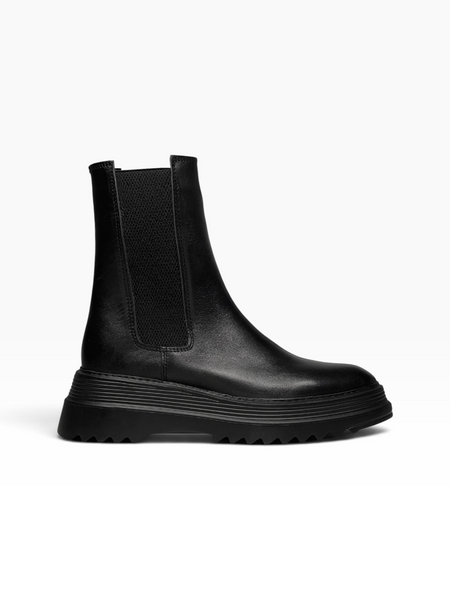 Black Chelsea boots in genuine leather for winter