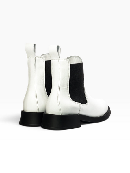 White Chelsea boots in genuine leather for fall with black elastic gussets
